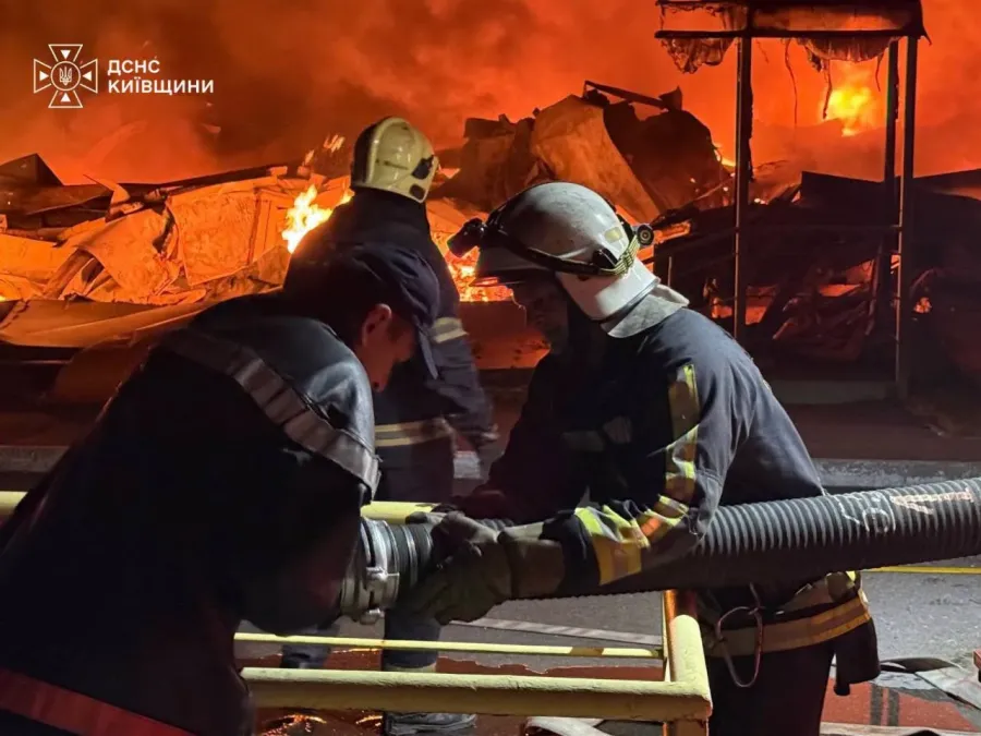 Ворог системно атакує великі логістичні центри, хаби та цивільні складські комплекси. Фото: ДСНС
