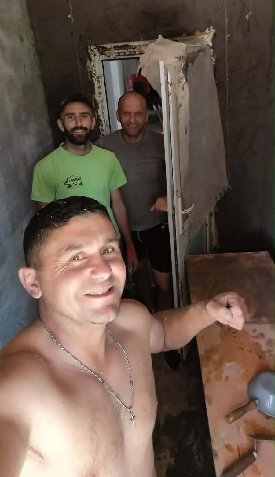 Футболісти самостійно роблять ремонт у роздягальні, щоб мати воду. Фото: Михайло Ляхович, "Вікна"