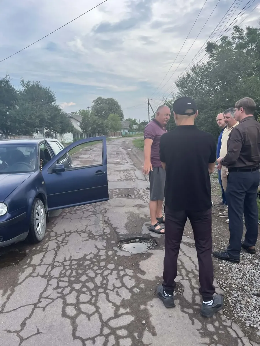 Вулиця Шевченка у Копанках зараз найкритичніша зі своїми вирвами. Фото: Ірина Андріїв, "Вікна"
