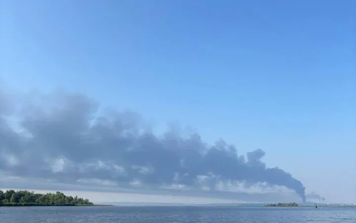 Ілюстроване фото. Зафіксовано влучання в об’єкт із подальшою пожежею на території підприємства