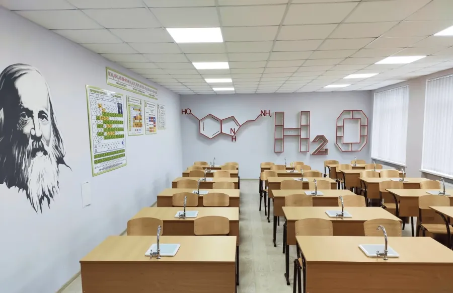 Ілюстроване фото. Школяр танцював на кріслі та кидав у вчителя різні предмети