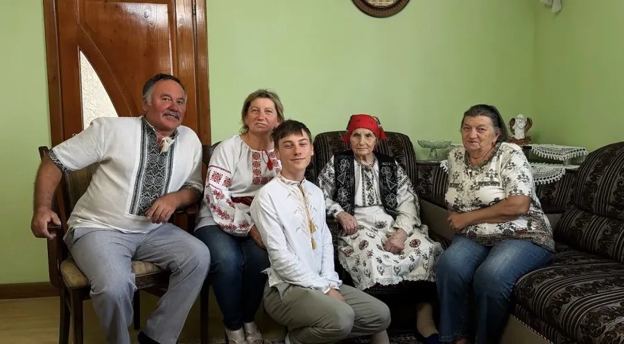 Велика родина з іменинницею на хуторі "Бескид". Фото: "Вікна"