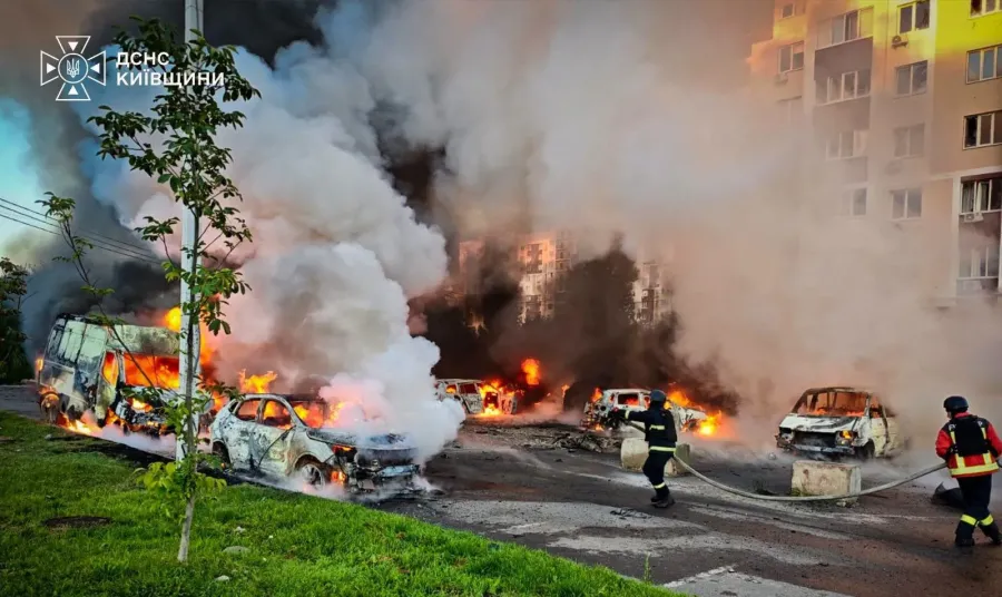 Головна причина трагедій — надмірна цікавість людей, які підходять занадто близько до місць пожеж і влучань. Фото: ДСНС