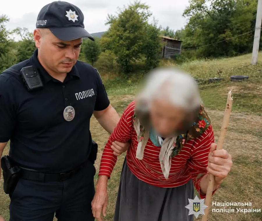Поліцейські передали пенсіонерку медикам для обстеження та надання необхідної допомоги
