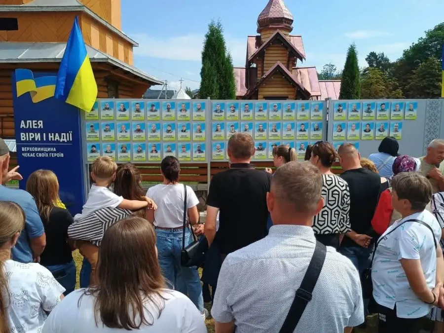 Присутні помолилися за захисників і за їхнє повернення додому. Фото: Верховинська селищна рада