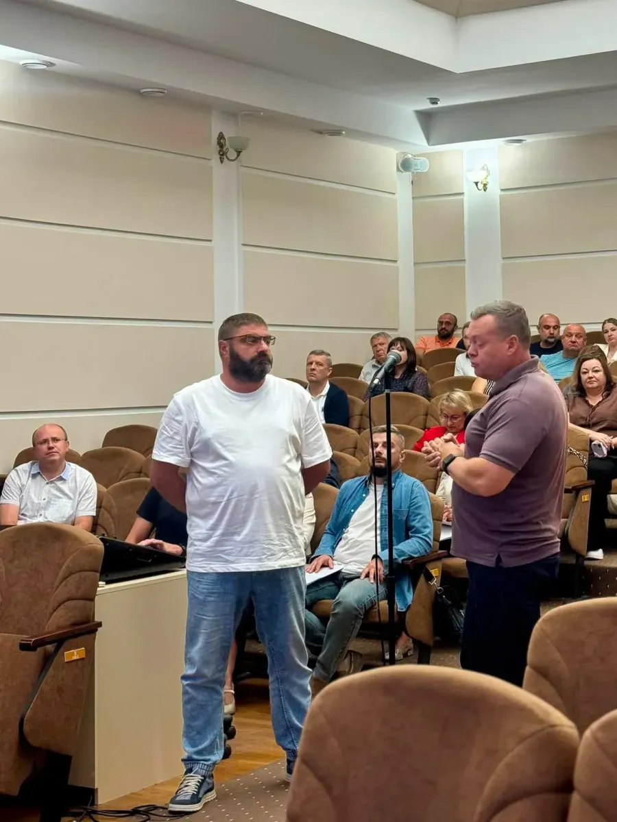 Представники київської компанії ТОВ «НОВА-КОС» виступили на сесії міськради. Фото: Калуська міська рада