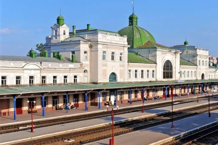 В Калуше 23-летний мужчина выстрелил из пневматического пистолета в ожидании поезда
