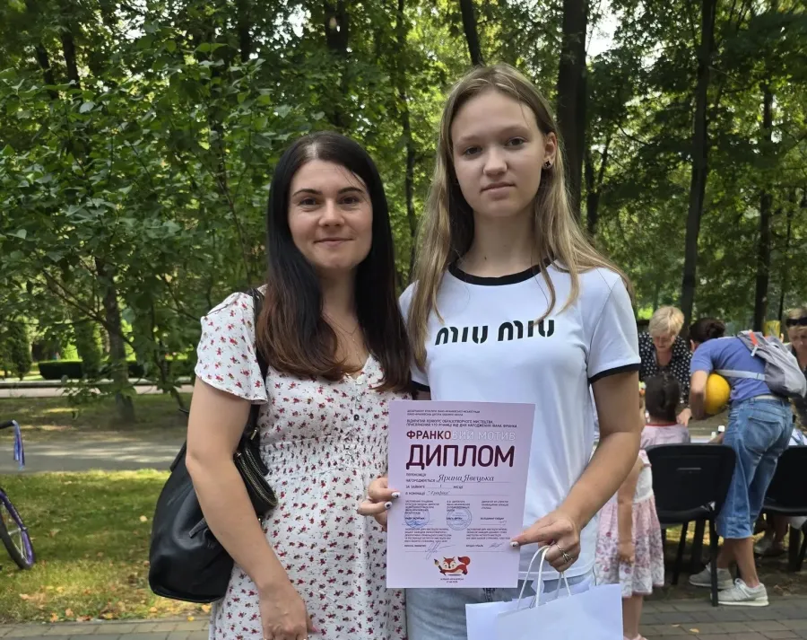 Переможниця конкурсу ​Ярина Явецька зі своєю наставницею Ольгою Шпук. Фото: Ольга Шпук/Фейсбук