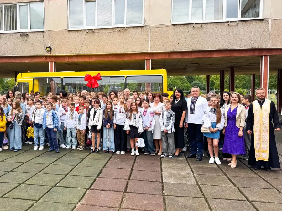 Калуський ліцей №10 відзначив День знань з подарунком. Фото: Івано-Франківська ОДА; Калуський ліцей №10