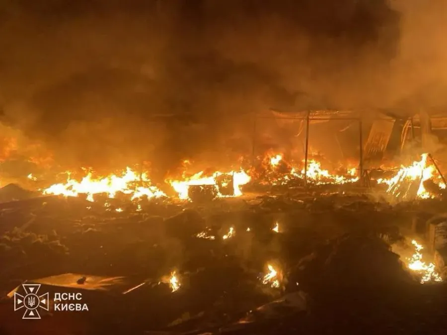Рятувальники продовжують ліквідовувати наслідки ворожого обстрілу. Фото: ДСНС