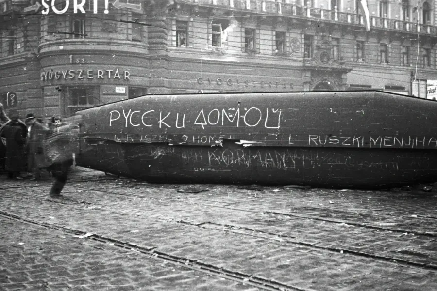 Культовий історичний кадр Угорської революції 1956 року, коли угорський народ прагнув позбутися радянської окупації