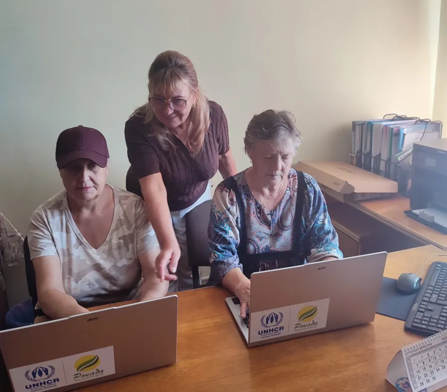 В Університеті третього віку поважні калушани навчаються комп’ютерної грамотності. Фото: Терцентр Калуша