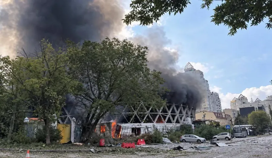 Внаслідок російського удару у Києві згоріла кругла модерністська будівля біля Центрального вокзалу