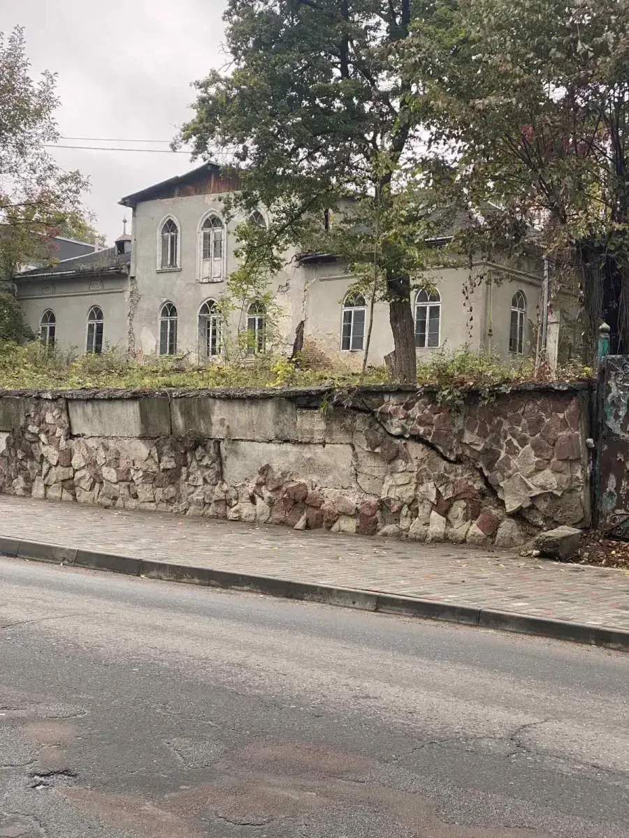 Власник зобов’язаний не допускати використання території для нового будівництва чи інших цілей, які можуть завдати шкоди споруді