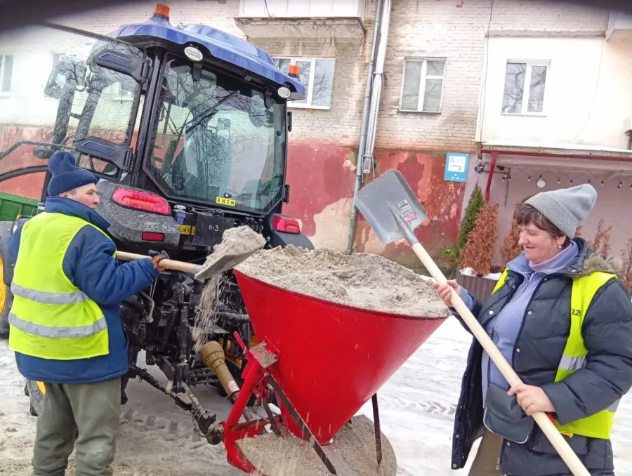 Комунальники взимку підсипають дороги Калуської громади протиожеледною сумішшю. Фото: із архіву КП "Калушавтодор"