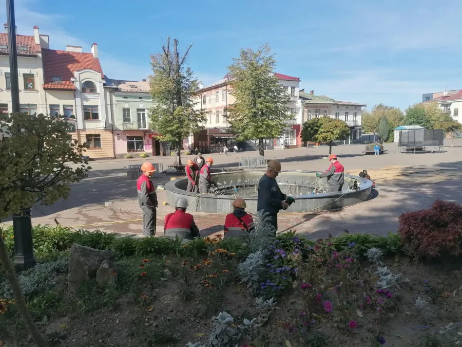 Роботи мають завершити сьогодні, 2 жовтня, до кінця дня. Фото: "Вікна"