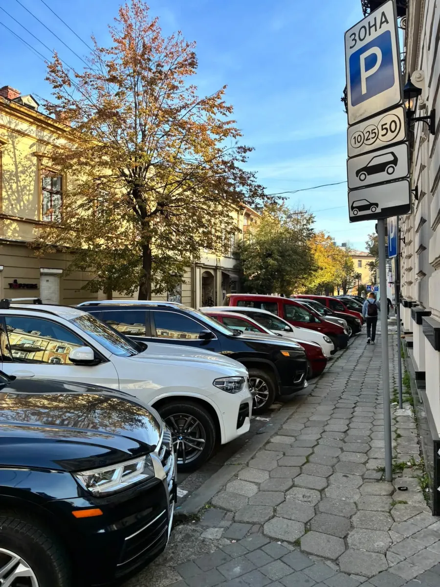 Право на безкоштовне та безлімітне паркування захисники мають на абсолютно всіх платних локаціях міста, — запевняє міська влада. Фото: Mykhailo Smushak/Фейсбук