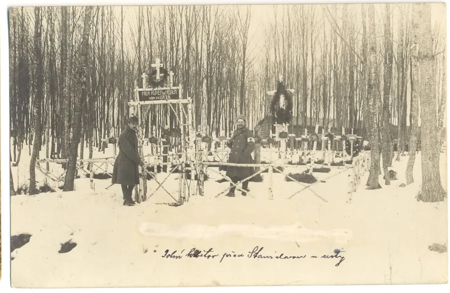 На фото, зробленому взимку 1916 року, видно чотири ряди по п’ять молдатських могил